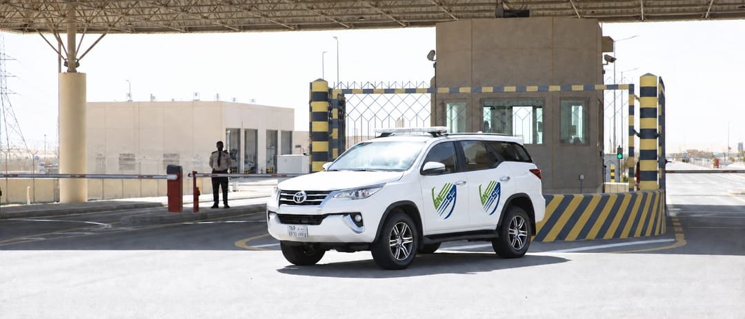 مركبة دورية وفريق نسمة للخدمات الأمنية عند بوابة منشأة