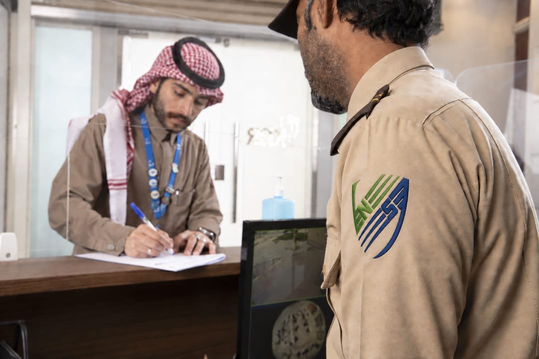 موظف أمن يتحقق من بيانات زائر